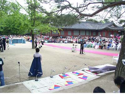 2004년 '신사임당의 날' 행사 - 신사임당 추대식을 앞두고 지부별 장기자랑 대회를 마지막으로 모여서 치르는 모습. 왼쪽 한복을 입은 이들이 장기자랑대회에 참석한 지부회원들이다. 